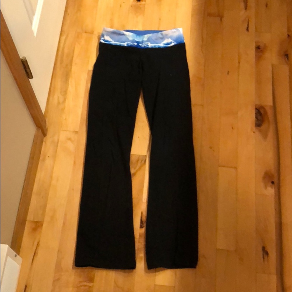 Cute black leggings with cloud details on top!